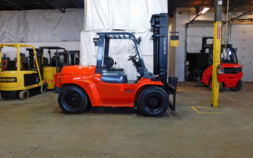  2007 Toyota 7FDU70 Forklift on Sale in California